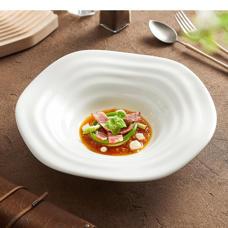 Home Cooking Steak - รูปไม่สม่ําเสมอจานสลัดสีขาวบ้านเซรามิคพาสต้าร้านอาหารทําอาหารจานสเต็กบนโต๊ะอาหาร